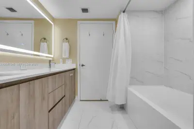 41 SE 5th St #908, Miami: photo 1 of 26