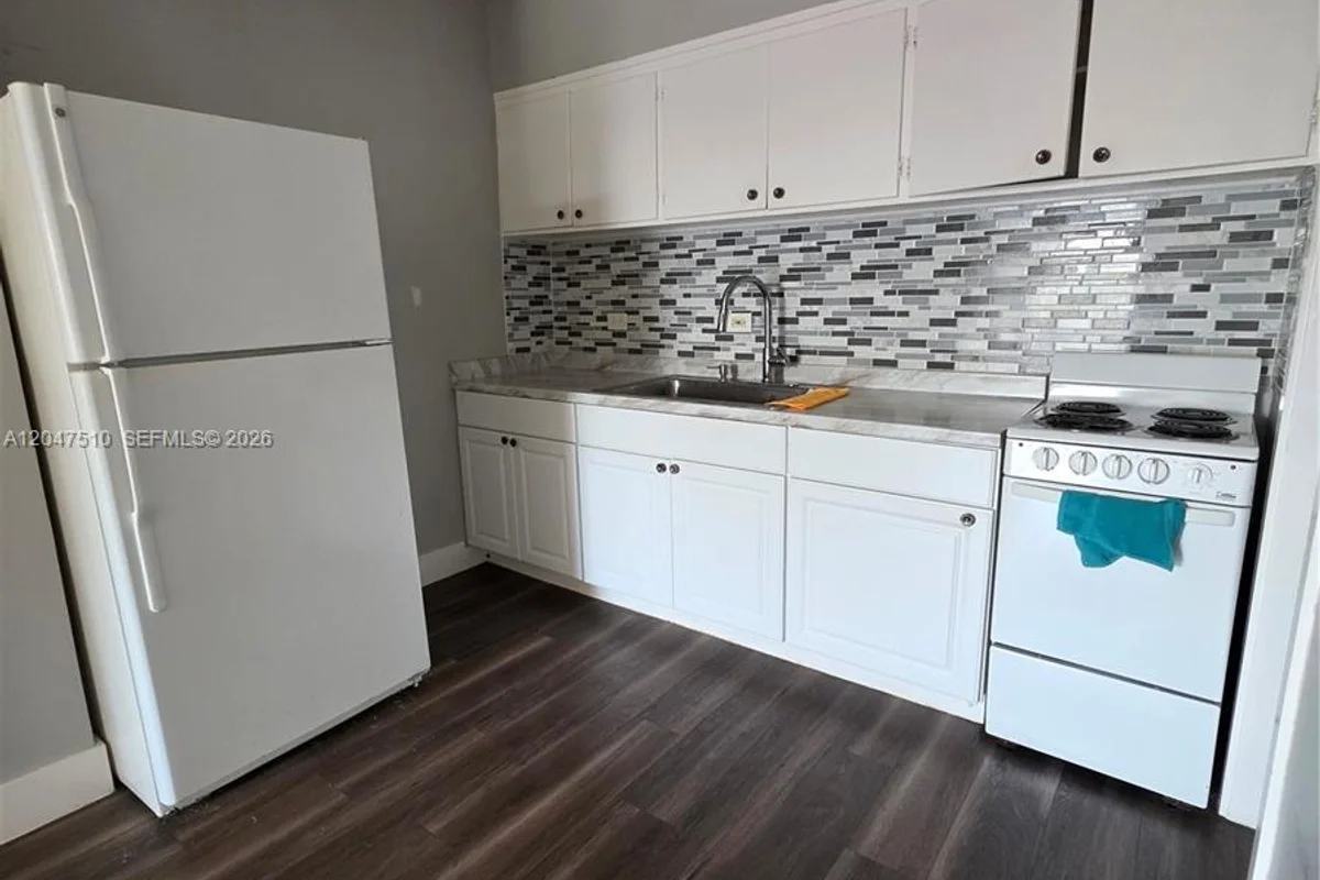 15 Esplanade Dr #B, Miami Springs: photo 1 of 8