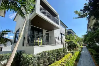 8256 NW 48th Ter, Doral: photo 1 of 32