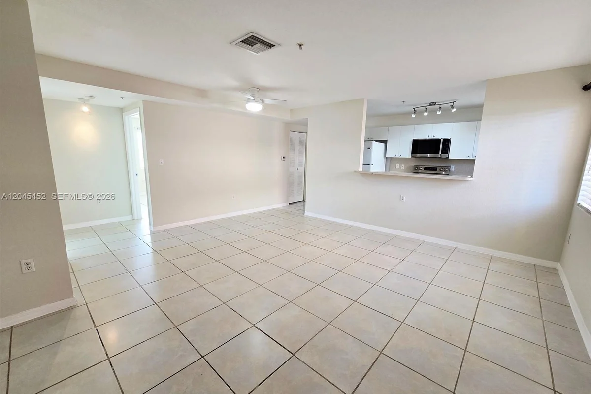 1627 NW 18th St #201, Miami: photo 1 of 14