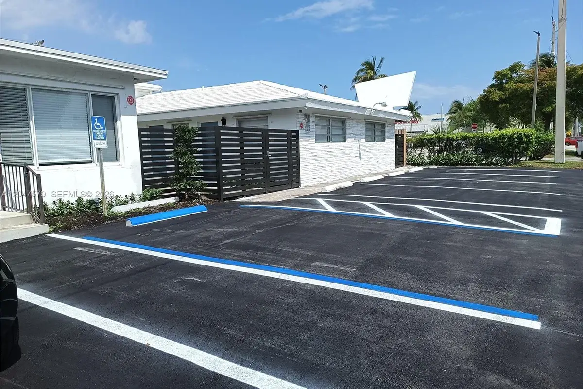 Home in Fort Lauderdale: photo 1 of 8