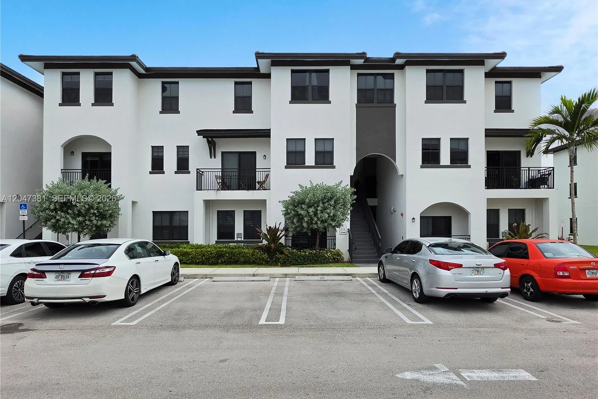 15540 SW 136th St #220, Miami: photo 1 of 4