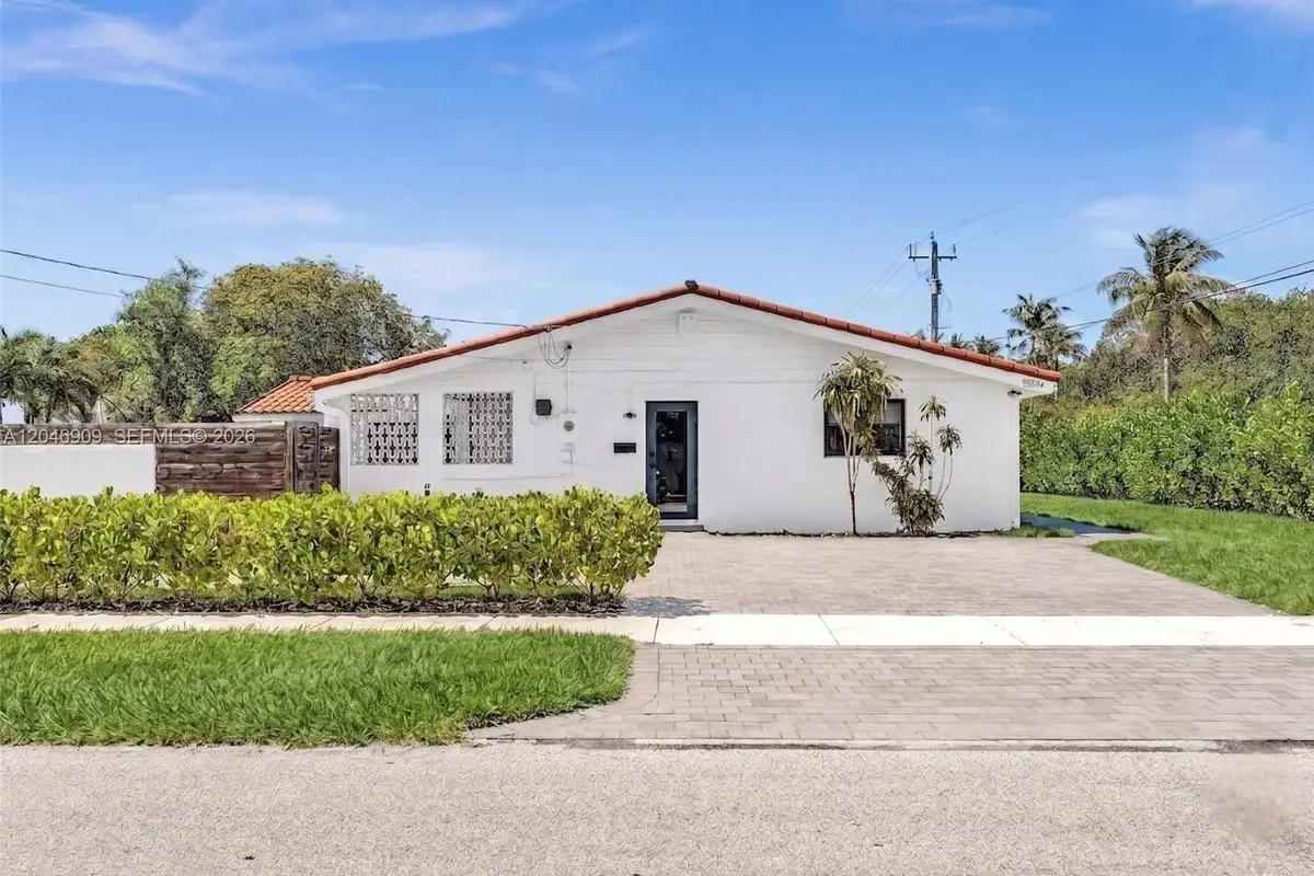 19225 NE 18th Ave, Miami: photo 1 of 56