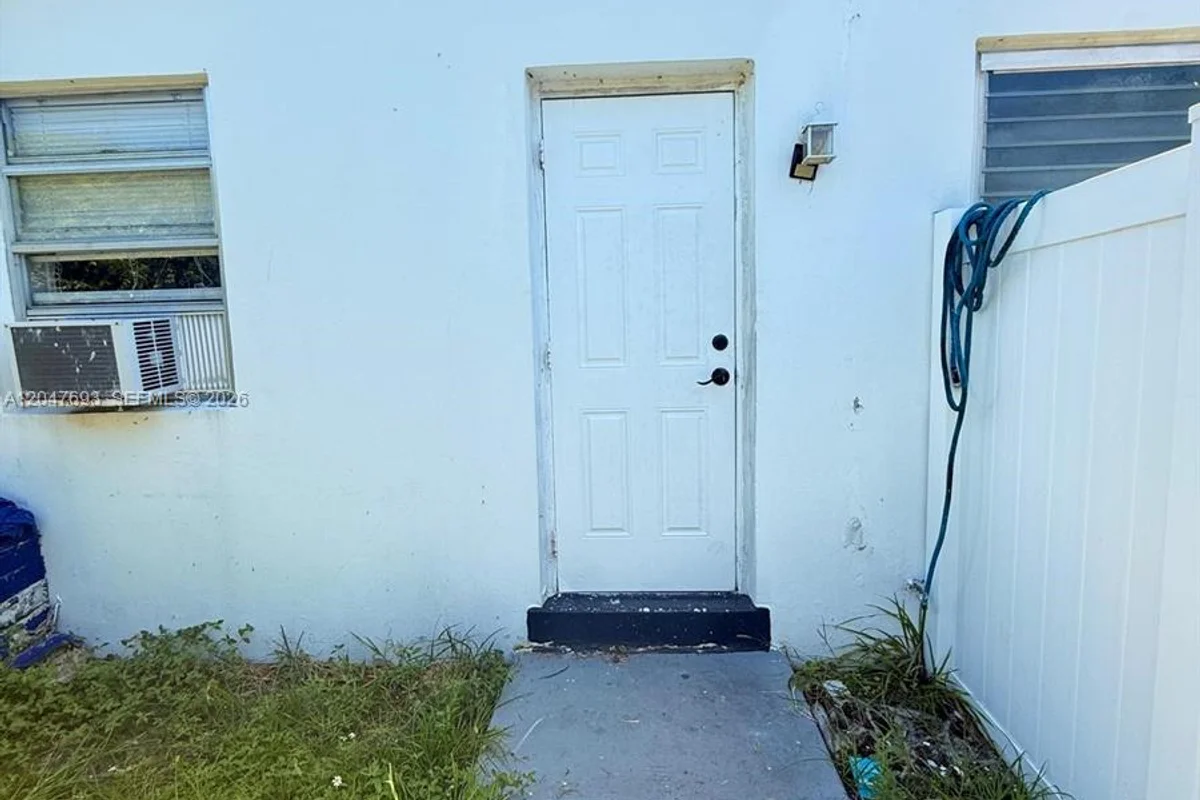 301 9th St #1, Hallandale Beach: photo 1 of 9