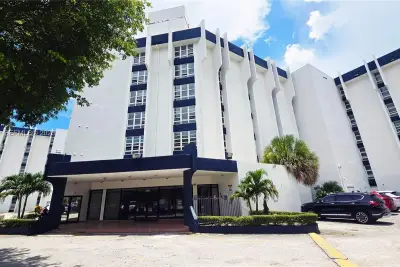 9682 Fontainebleau Blvd #203, Miami: photo 1 of 40