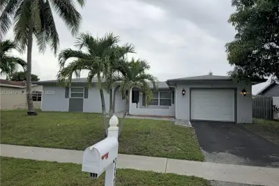 7771 NW 46th St, Lauderhill: photo 1 of 25