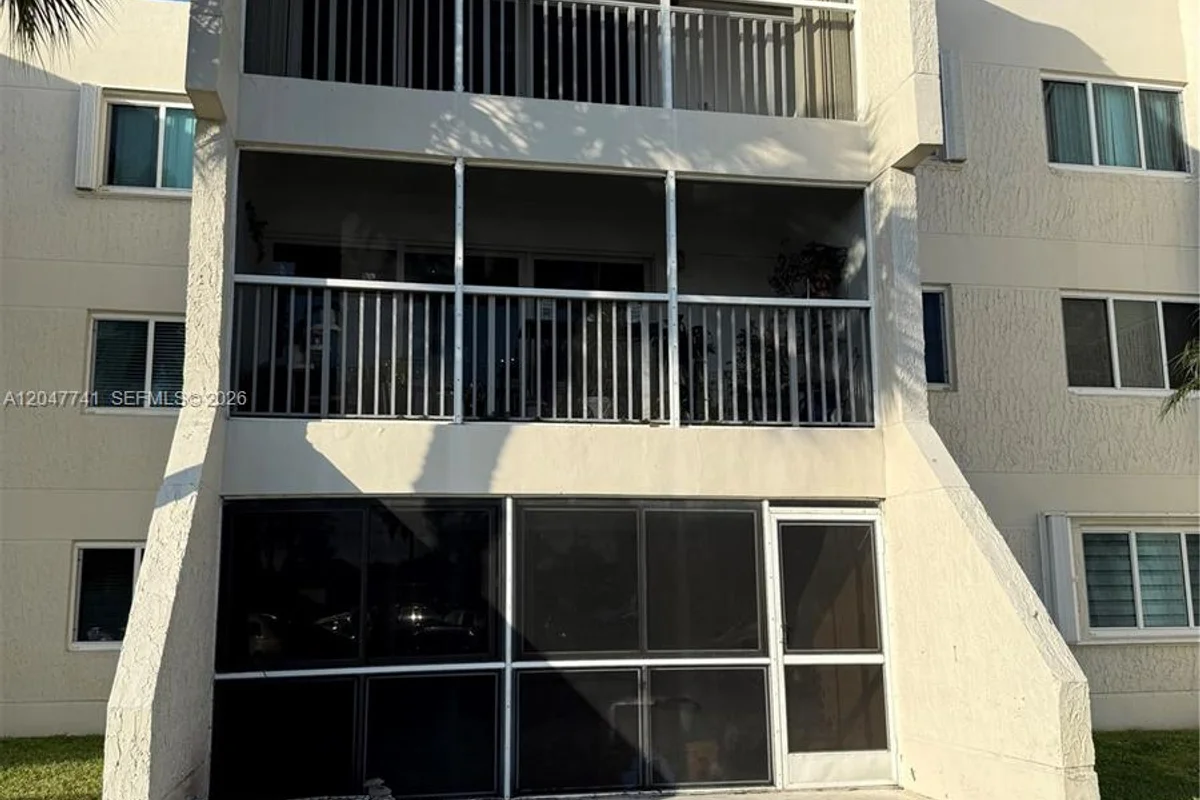 120 Lakeview Dr #114, Weston: photo 1 of 5