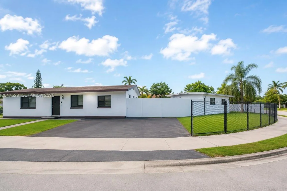 10955 SW 223rd St, Miami: photo 1 of 12