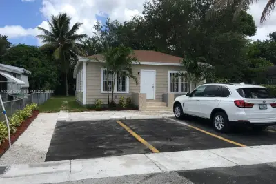 32 NE 169th St #2, North Miami Beach: photo 1 of 17