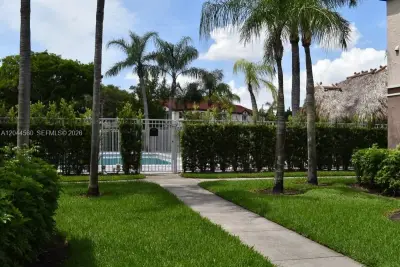 Condo in Pembroke Pines: photo 1 of 21