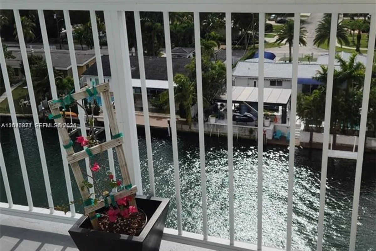 2000 NE 135th St #806, North Miami: photo 1 of 11