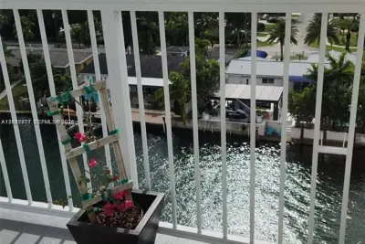 2000 NE 135th St #806, North Miami: photo 1 of 11
