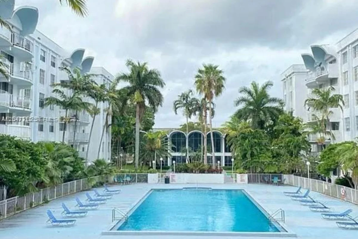492 NW 165th St Rd #C-415, Miami: photo 1 of 16