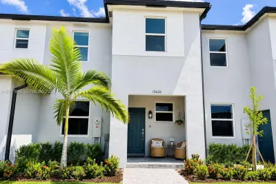Townhouse in Homestead: photo 1 of 7