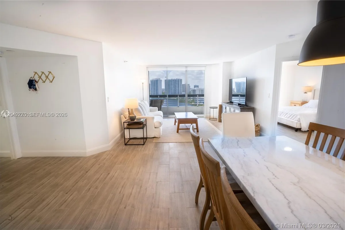 Condo in Aventura: photo 1 of 26