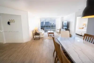 Condo in Aventura: photo 1 of 26