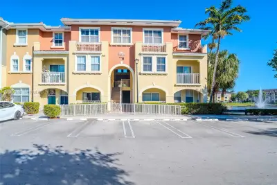 10855 NW 88th Ter #212, Doral: photo 1 of 6