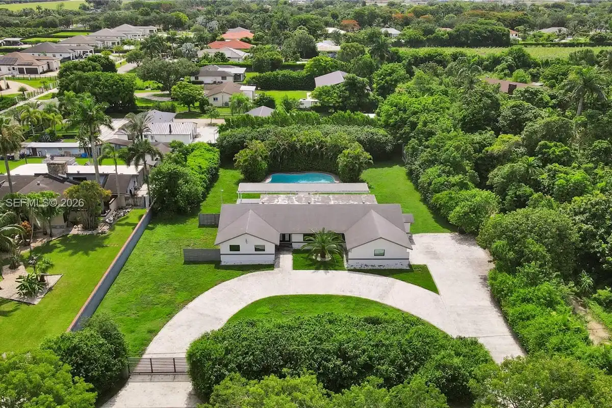 22421 SW 184th Ave, Miami: photo 1 of 32