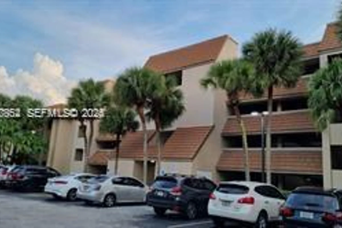 461 Ives Dairy Rd #406-2, Miami: photo 1 of 17