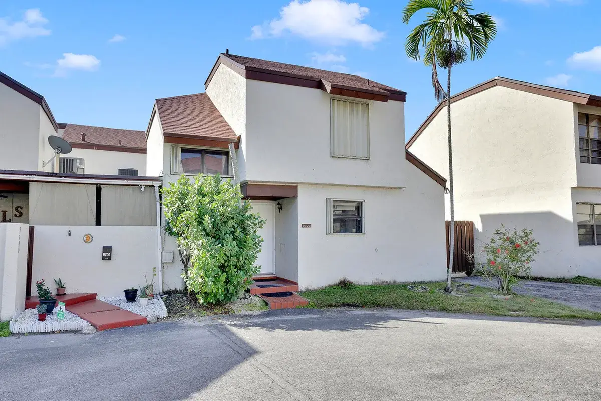 9702 NW 5th Ln, Miami: photo 1 of 20
