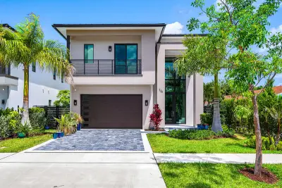 239 NE 11th St, Delray Beach: photo 1 of 44