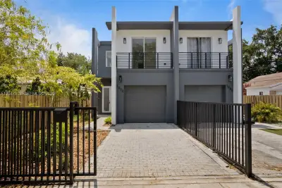 7004 NE 5th Ave, Miami: photo 1 of 36