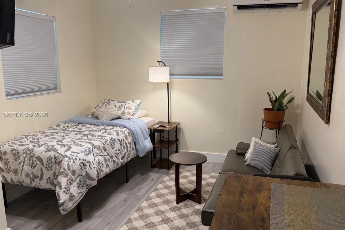 3422 SW 25th St, Miami: photo 1 of 9