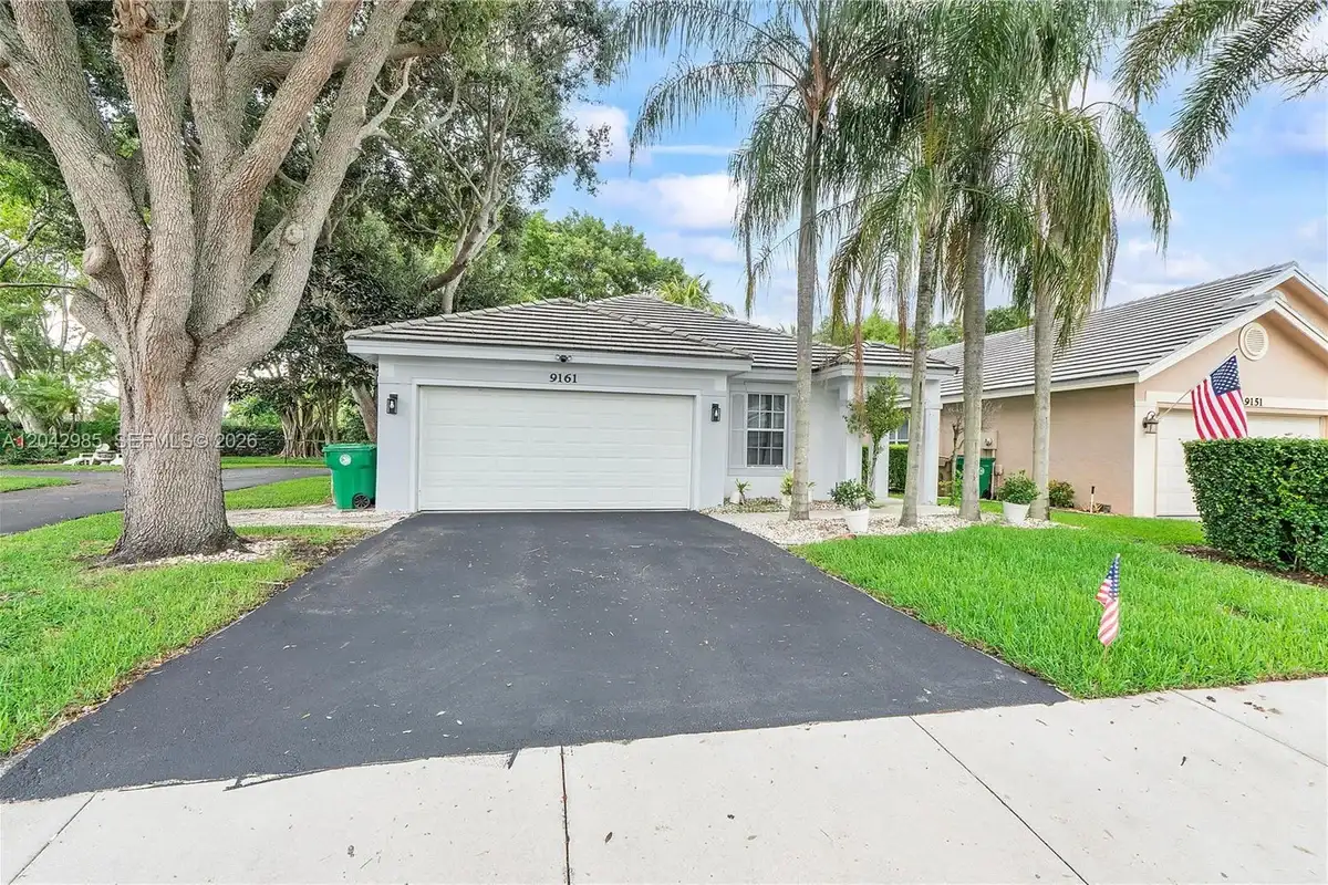 9161 Lake Park Cir N, Davie: photo 1 of 20