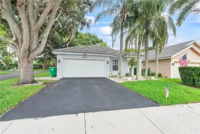 9161 Lake Park Cir N, Davie: photo 1 of 20