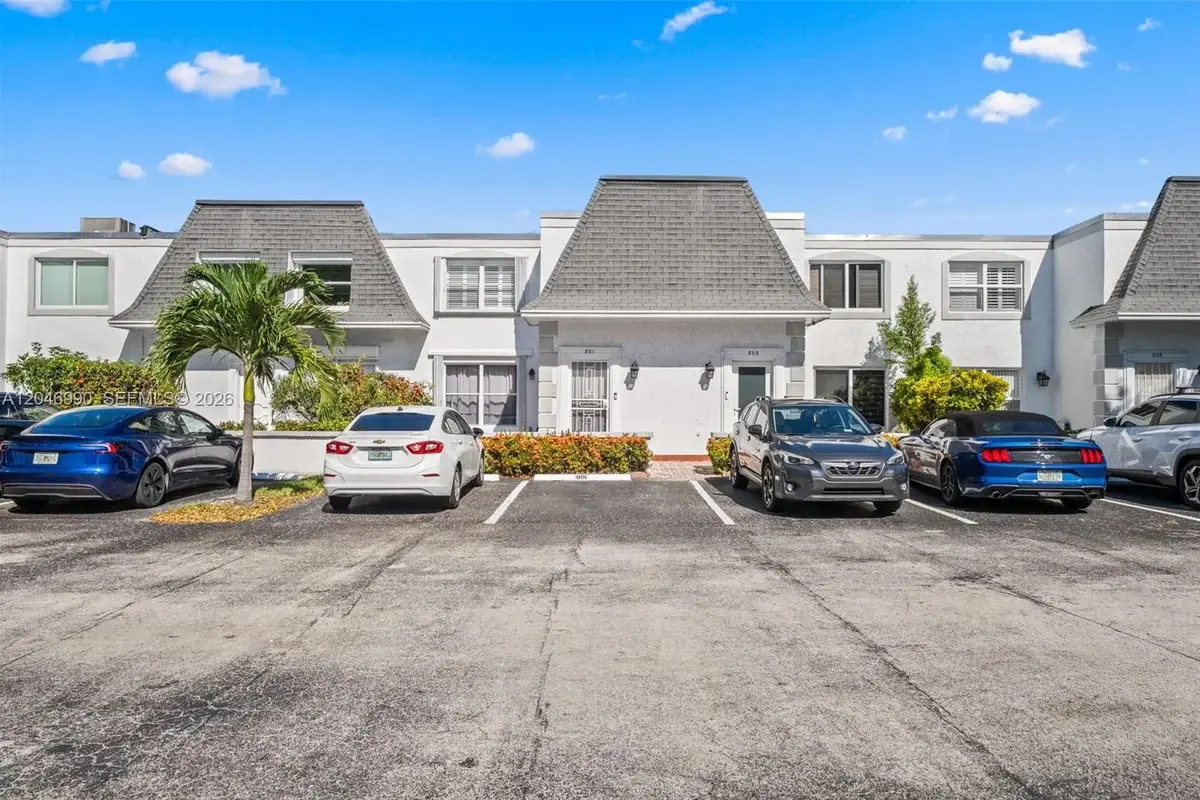 801 NE 27th Ave, Hallandale Beach: photo 1 of 38
