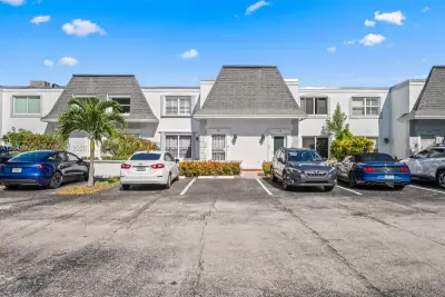 801 NE 27th Ave, Hallandale Beach: photo 1 of 38