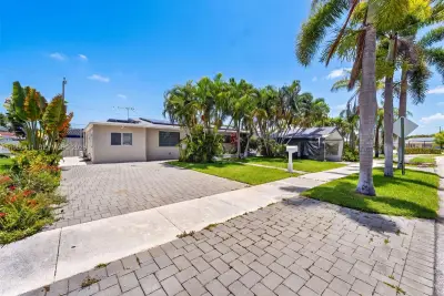 717 SE 2nd St, Deerfield Beach: photo 1 of 13