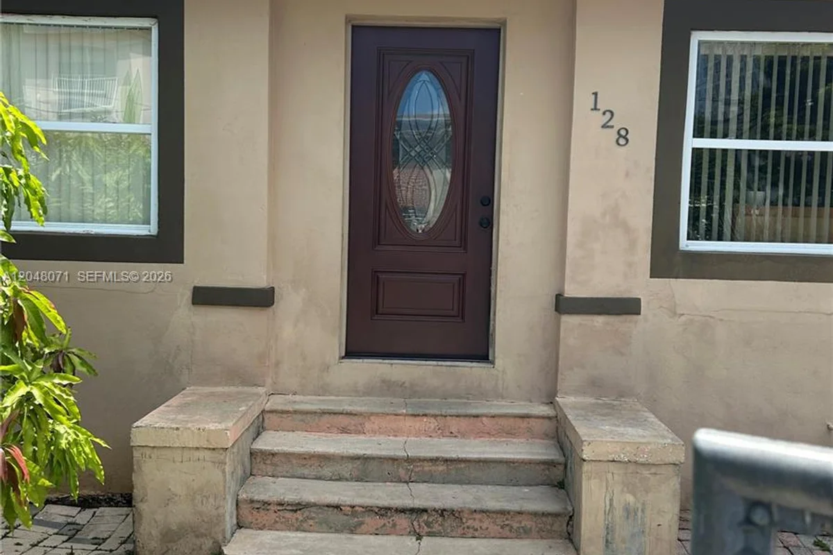 128 SW 11th Ave, Miami: photo 1 of 5