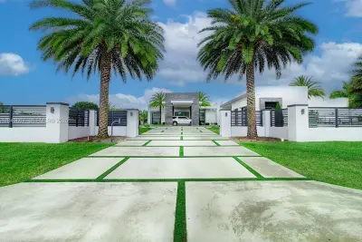 13052 NW 102nd Ave, Hialeah Gardens: photo 1 of 68