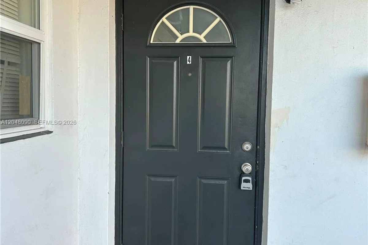 1119 NE 15th St #4, Fort Lauderdale: photo 1 of 16