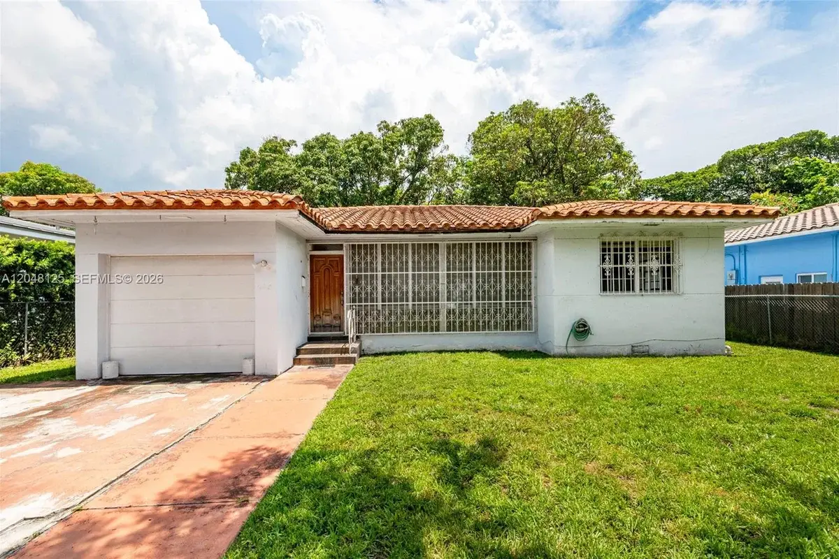 245 NE 48th St, Miami: photo 1 of 14