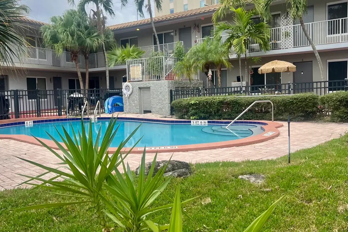 915 SE 22nd Ave, Pompano Beach: photo 1 of 31