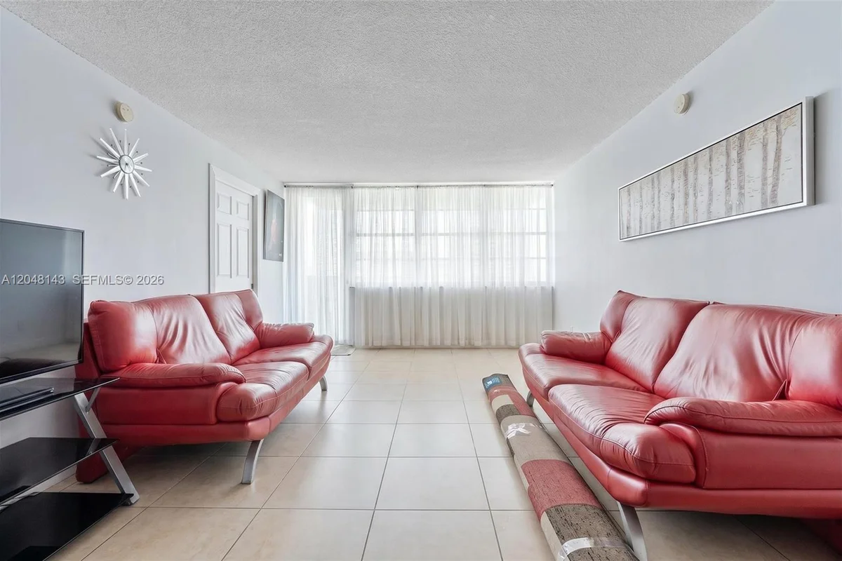 Condo in Sunny Isles Beach: photo 1 of 11