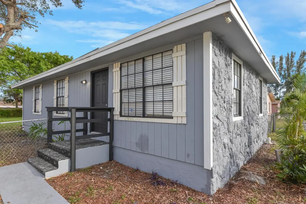 237 SW 11th Ave, Delray Beach: photo 1 of 40
