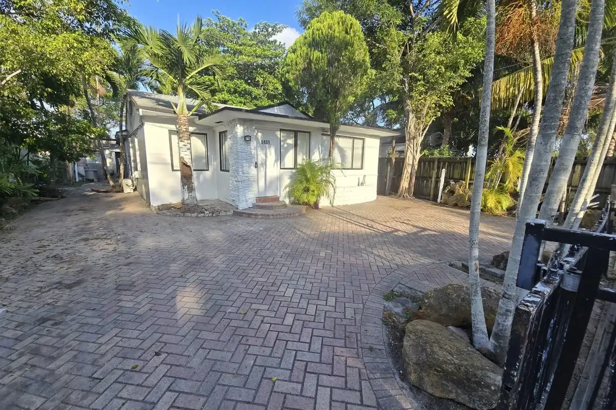 5431 NW 30th Ave, Miami: photo 1 of 14