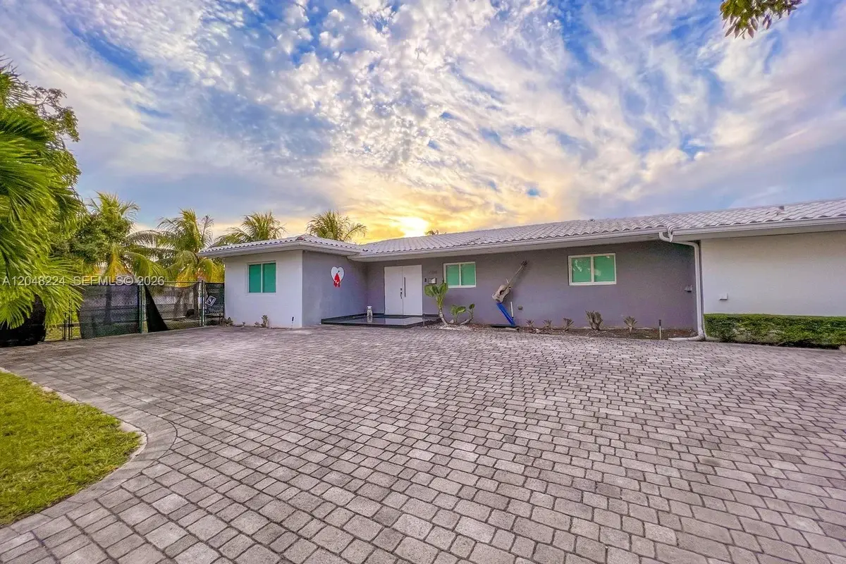 House in North Miami: photo 1 of 21