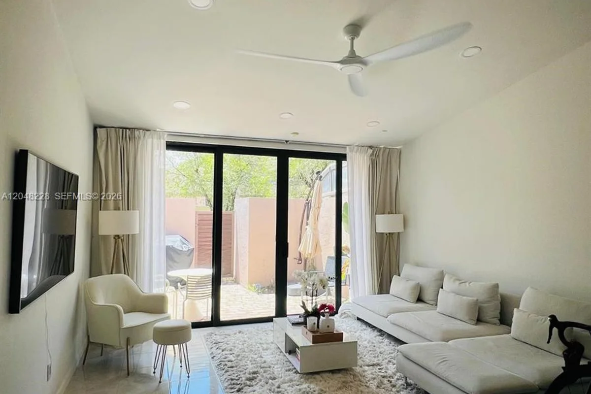 1269 NW 123rd Ave, Pembroke Pines: photo 1 of 12