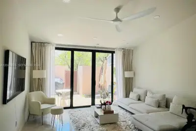 1269 NW 123rd Ave, Pembroke Pines: photo 1 of 12