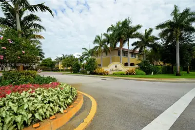 6059 SW 19th Ct, North Lauderdale: photo 1 of 23