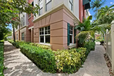 1033 NE 17th Way #905, Fort Lauderdale: photo 1 of 34