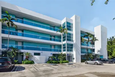 652 NE 63rd St #103, Miami: photo 1 of 33