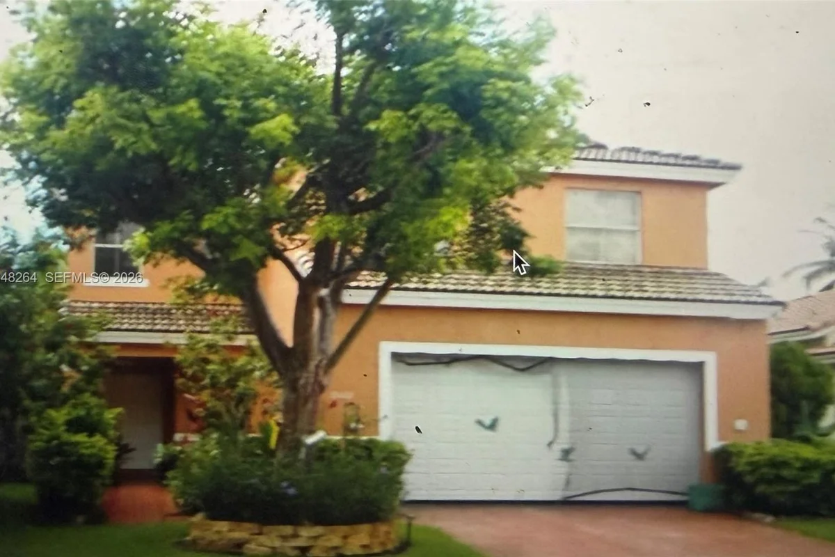 House in Pembroke Pines: photo 1 of 3