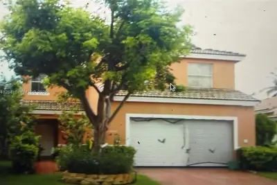 House in Pembroke Pines: photo 1 of 3