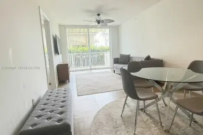 Condo in Fort Lauderdale: photo 1 of 19