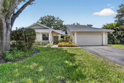 12104 Landing Way, Cooper City: photo 1 of 26